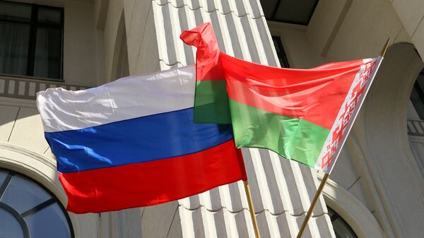 % Государственные флаги России и Белоруссии на здании минской филармонии.