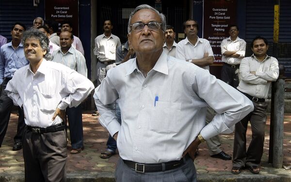 %Люди смотрят на экран Бомбейской фондовой биржи в Мумбаи, Индия