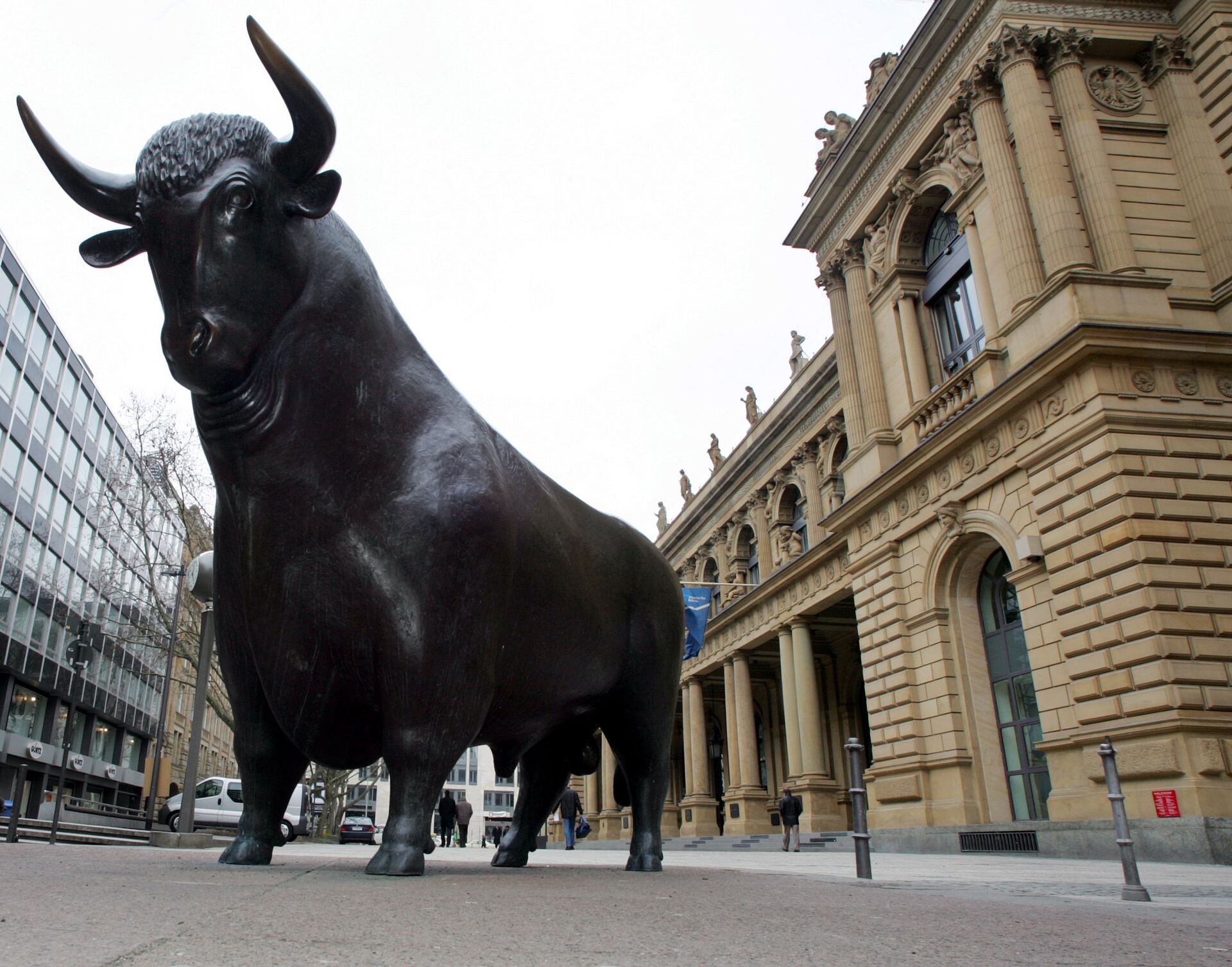 Скульптура быка перед зданием Франкфуртской фондовой биржи - ПРАЙМ, 1920, 16.07.2021