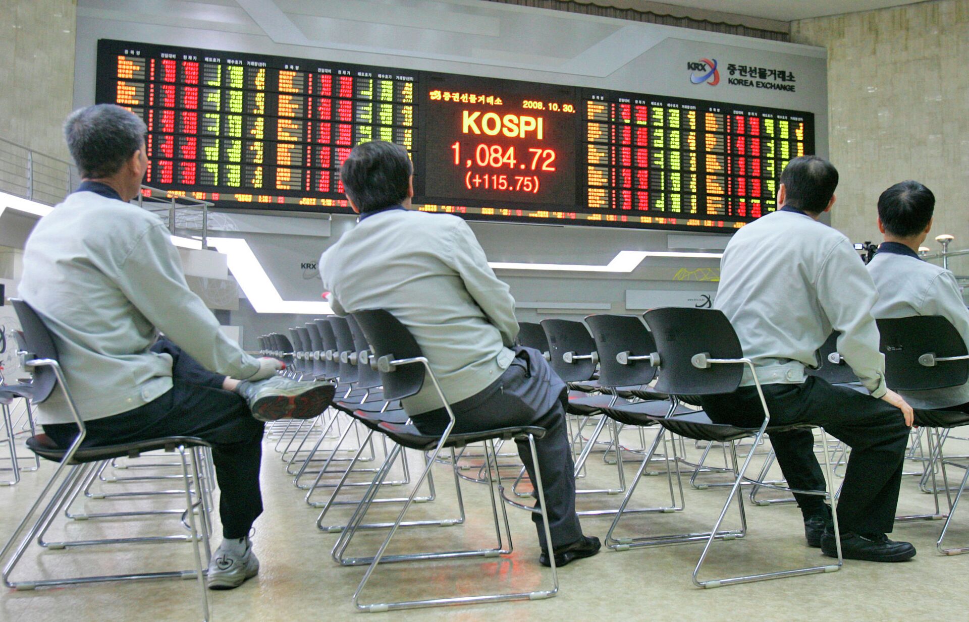 %Инвесторы смотрят на электронное табло в Корейской фондовой бирже в Сеуле, Южная Корея - ПРАЙМ, 1920, 10.03.2022