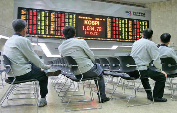 %Инвесторы смотрят на электронное табло в Корейской фондовой бирже в Сеуле, Южная Корея