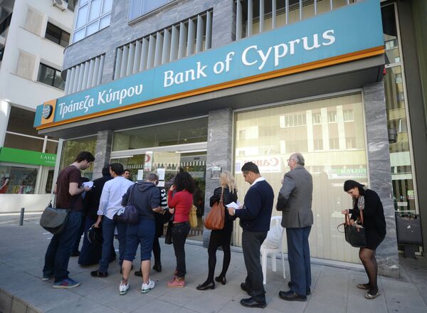 Вкладчики ожидают открытия банка Bank of Cyprus