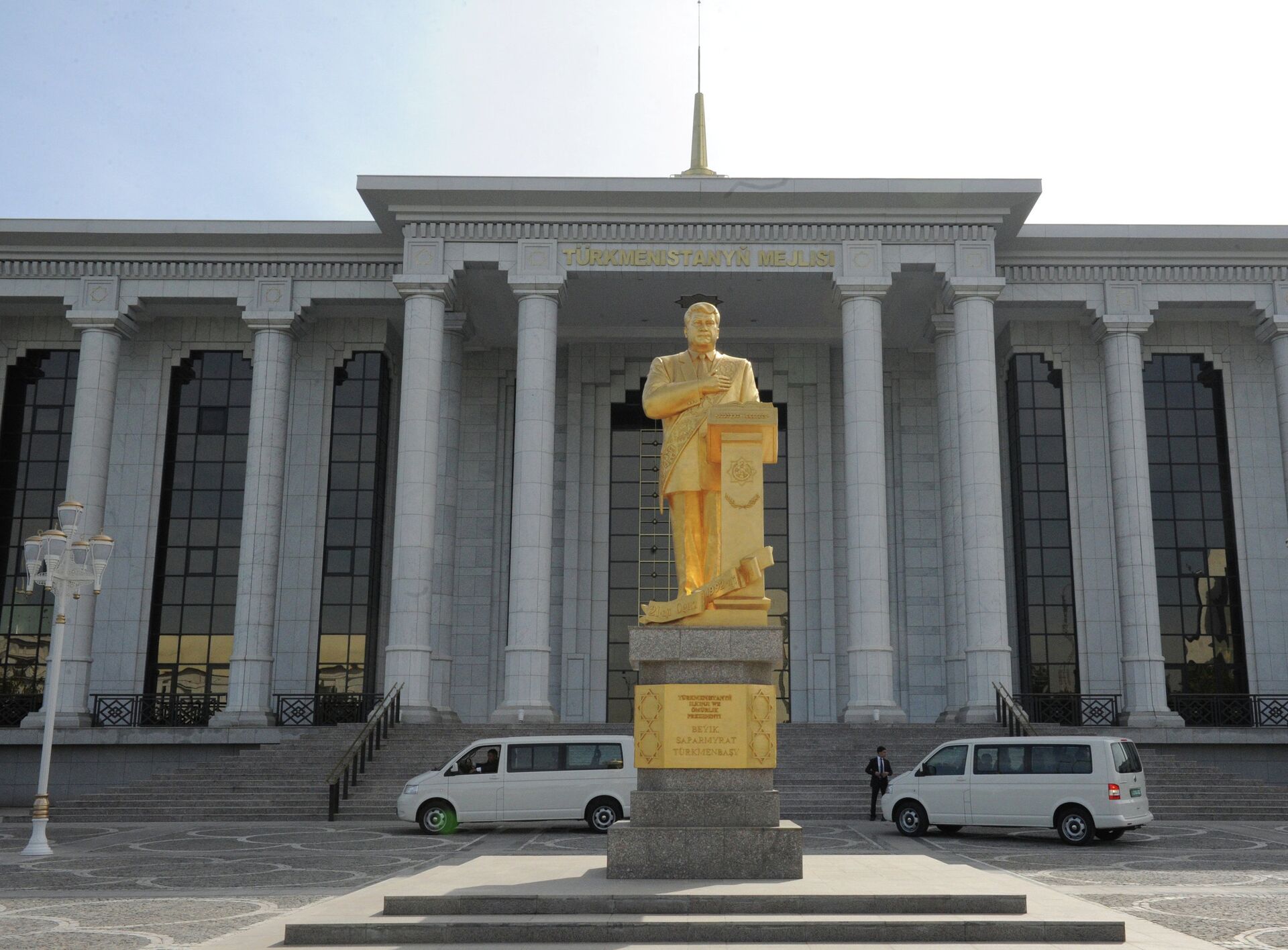 Памятник первому президенту Туркменистана Сапармурату Ниязову. в Ашхабаде - ПРАЙМ, 1920, 14.12.2022