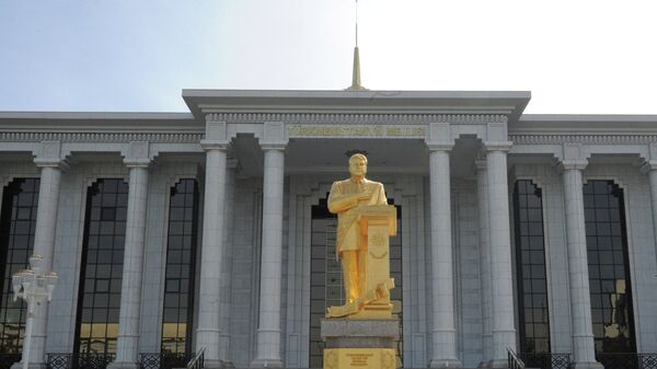 Памятник первому президенту Туркменистана Сапармурату Ниязову. в Ашхабаде