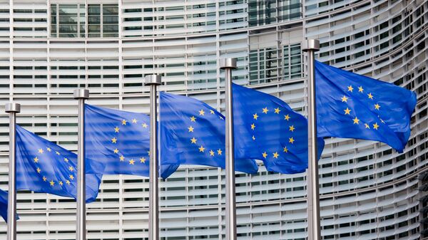 Флаги евросоюза на фоне здания ЕЦБ