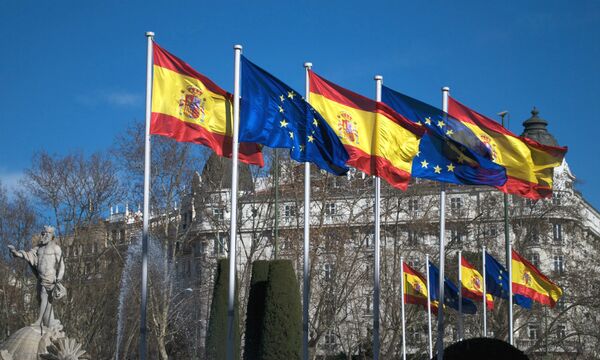 Флаги Евросоюза и Испании