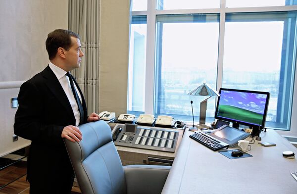 Дмитрий Медведев в рабочем кабинете в Доме правительства РФ