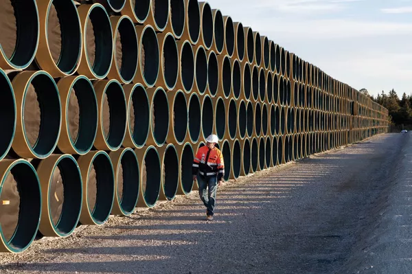 *Складирование труб для строительства газопровода