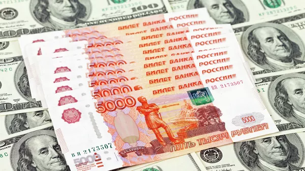 %Денежные купюры: рубли и доллары США