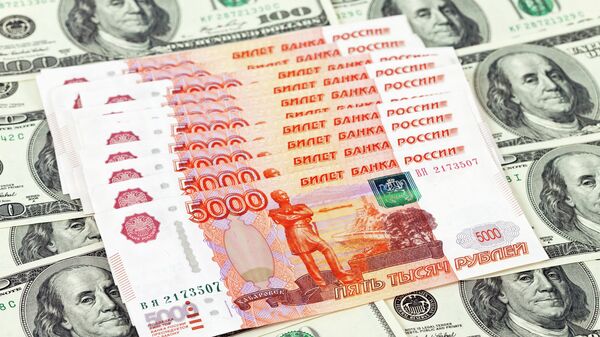 %Денежные купюры: рубли и доллары США