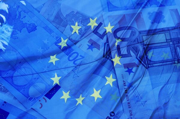 %Флаг и деньги Евросоюза