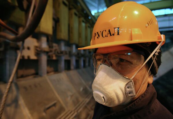 Рабочий в цехе электролиза Хакасского алюминиевого завода в Саяногорске.