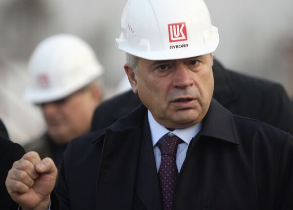 Президент нефтяной компании Лукойл, миллиардер Вагит Алекперов, был награжден орденом За заслуги перед Отечеством IV степени за большой вклад в развитие топливно энергетического комплекса в 2005 году..