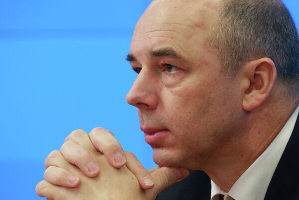 Силуанов не видит проблем в ослаблении рубля и поддерживает валютную политику Центробанка