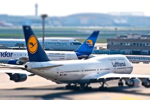 %Самолет авиакомпании Lufthansa