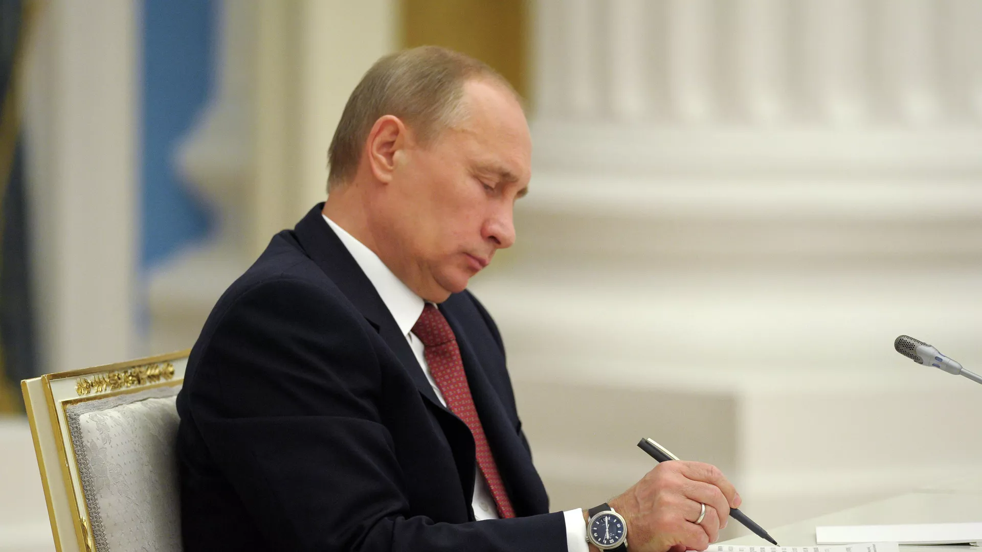 Владимир Путин подписывает документ - ПРАЙМ, 1920, 02.10.2022