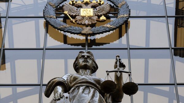 Статуя Фемиды на фасаде здания верховного суда РФ в Москве