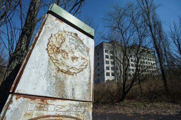 Здание и памятный знак (1928) в эвакуированном после аварии на ЧАЭС городе Припять в Чернобыльской Зоне Отчуждения.