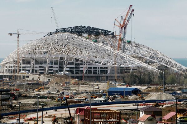 Вид на строящийся стадион Фишт в Сочи