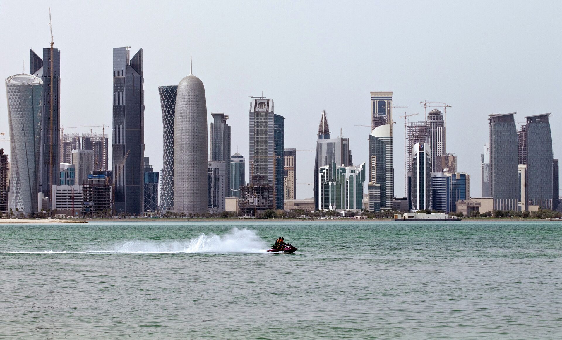  Вид на столицу Катара - город Доха - ПРАЙМ, 1920, 21.02.2022