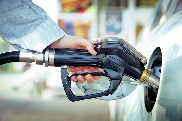 Цены на автомобильное топливо в 2014 году могут вырасти, по разным оценкам, в пределах от 6 до 15%. Прогноз главы Российского топливного союза Евгения Аркуши – 8%, курирующего ТЭК вице-премьера Аркадия Дворковича – 6%. Одна из причин грядущего подорожания бензина в 2014 году – изменения в налогообложении нефтяной отрасли, предполагающие повышение НДПИ на нефть с одновременным снижением экспортных пошлин на светлые нефтепродукты и на нефть. Также в наступающем году будут повышены акцизы на бензин. Тарифы для путешественников в общих вагонах и плацкарте в 2014 году будут проиндексированы в целом на 4,2%, в купе, СВ и люксе – не вырастут. Стоимость билета на одну и две поездки на метро в Москве с 1 января 2014 года увеличится на треть – до 40 и 80 рублей соответственно, на трамвае, автобусе и троллейбусе – с 25 рублей до 30 и с 50 до 60 рублей соответственно. Московские власти уверяют, что в реальном выражении с учетом инфляции стоимость проезда в общественном транспорте сегодня на 20% ниже, чем три года назад, и это беспрецедентный случай в стране за все годы.
