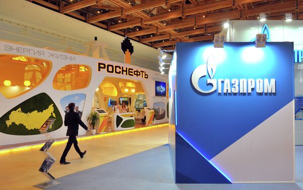 Стенды компаний Роснефть и Газпром на выставке в рамках форума ТЭК России в XXI веке