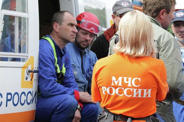 Спасатели МЧС России и отряда Лидер