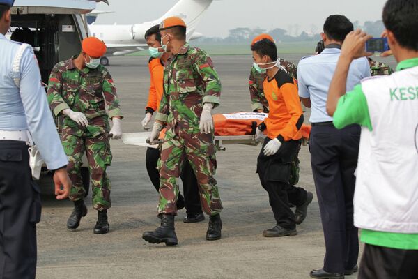 Доставленные с места катастрофы SSJ-100 пластиковые контейнеры с телами погибших (аэропорт Халим, Джакарта)