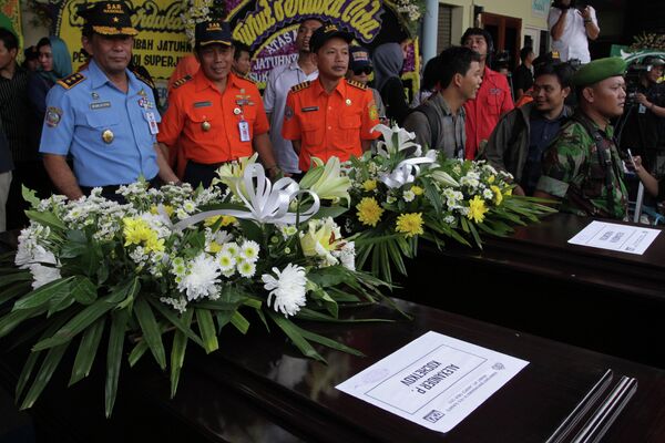 Торжественная церемония прощания с погибшими в авиакатастрофе SSJ-100 (аэропорт Халим, Джакарта, Индонезия)