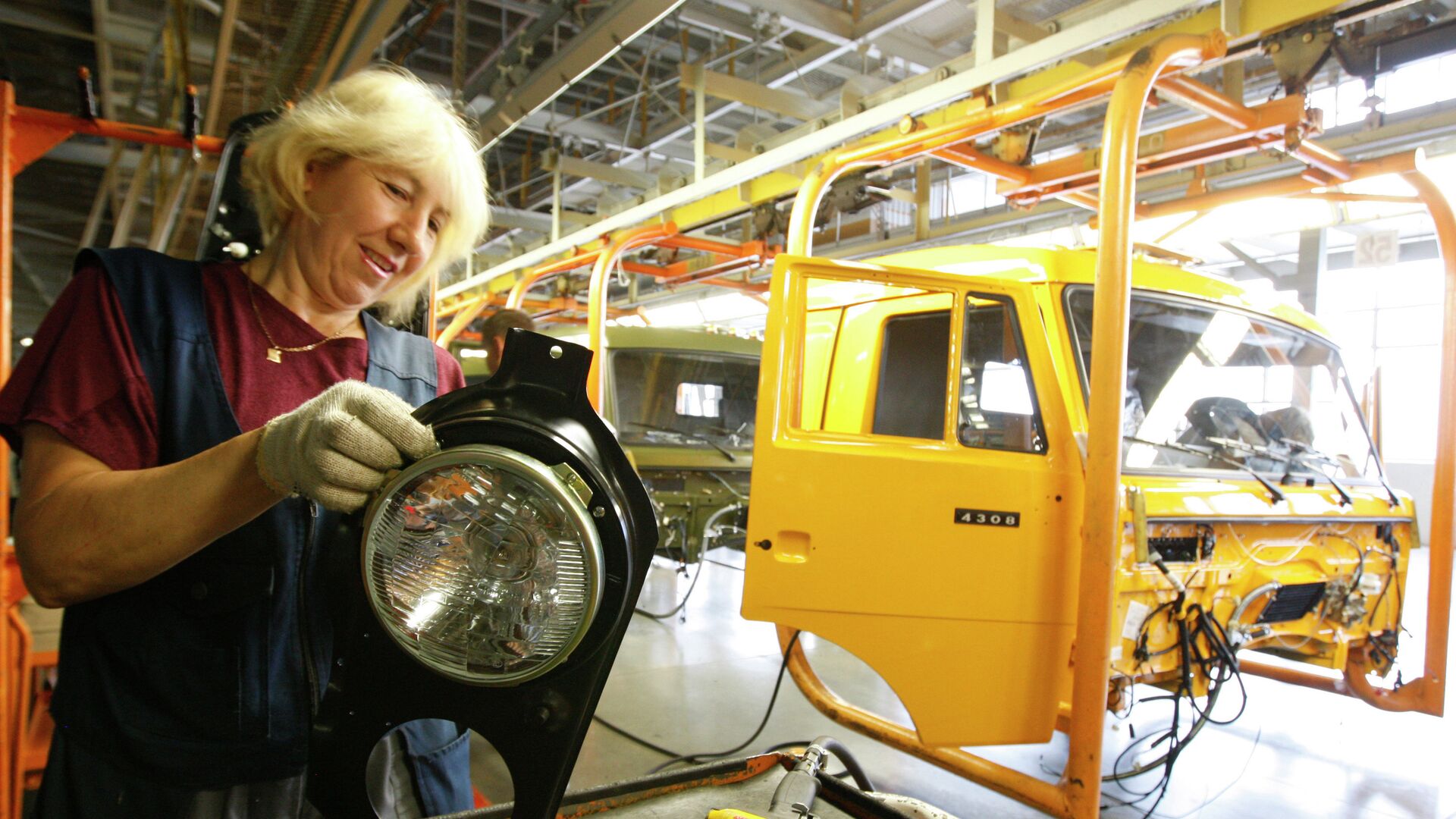 Цех сборки кабин на заводе Цех сборки кабин на заводе - ПРАЙМ, 1920, 14.04.2023