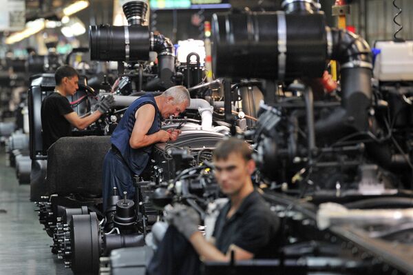 Рабочие в цехе сборки кузовов и шасси на автомобильном заводе КАМАЗ