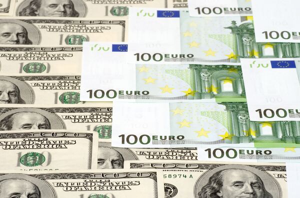 %Денежные купюры: евро и доллары