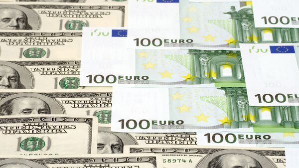 %Денежные купюры: евро и доллары 