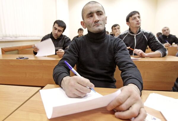 Сдача мигрантами экзамена по русскому языку Сдача мигрантами экзамена по русскому языку