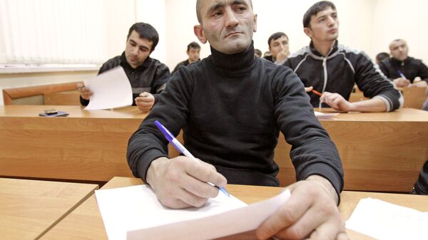 Сдача мигрантами экзамена по русскому языку