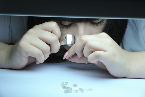 Экспертная оценка алмазов в центре сортировки акционерной компании Алроса