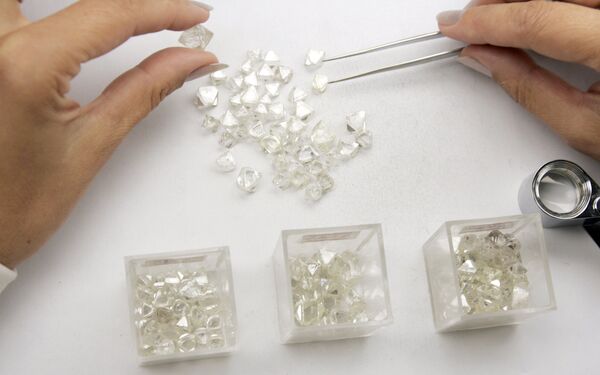 Оценка алмазов в центре сортировки АК Алроса