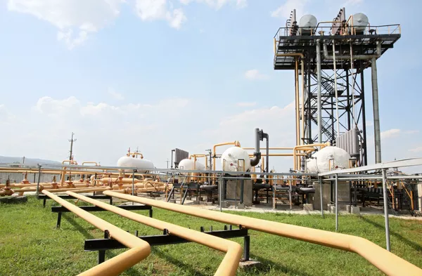 Нефтяные резервуары и нефтяная линия