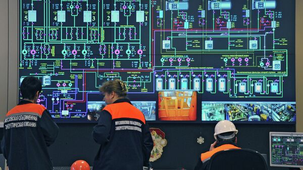 Рабочие и инженеры на центральном пульте управления районной тепловой станции  Московской объединенной энергетической компании