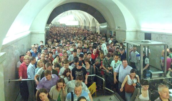 Толпа на выходе из метро кольцевой станции Парк культуры