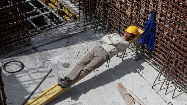 Строитель отдыхает во время обеденного перерыва Строитель отдыхает во время обеденного перерыва