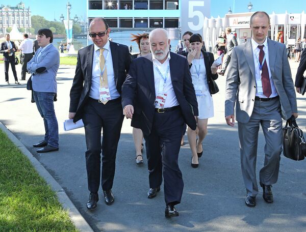 Президент фонда Сколково Виктор Вексельберг (в центре) на Петербургском международном экономическом форуме 2013