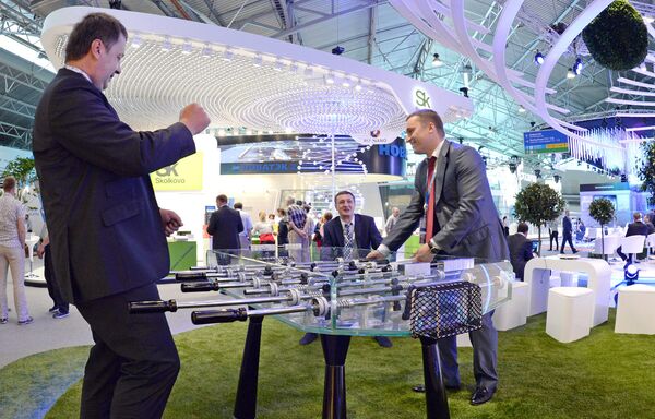 Участники XVII Петербургского международного экономического форума играют в настольные игры в одном из павильонов на территории выставочного комплекса Ленэкспо