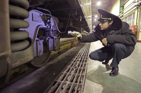Сотрудник таможенного поста во время проверки вагонов поезда