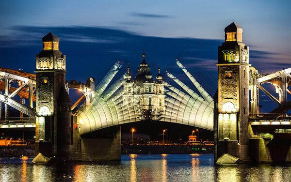 *Разводка моста Петра Великого в Санкт-Петербурге