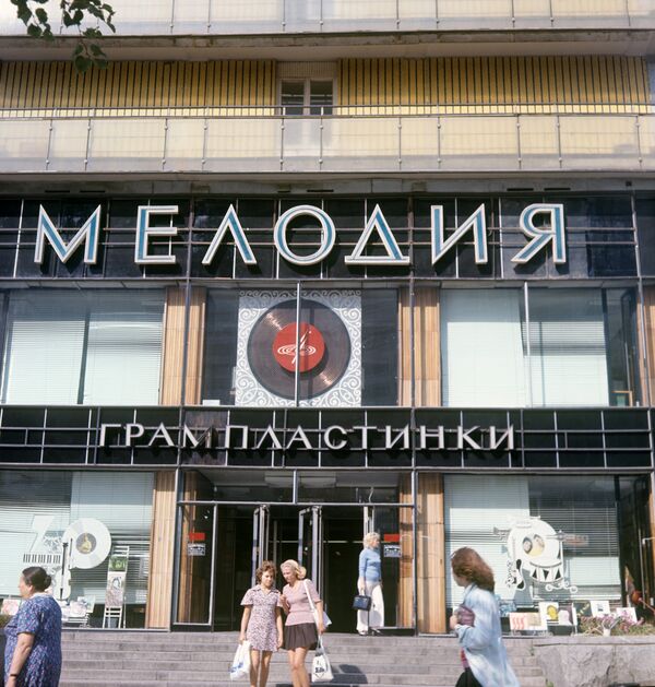 Магазин Мелодия на проспекте Калинина в Москве.
