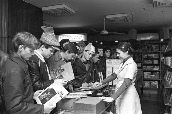 Покупатели в торговом зале музыкального магазина Мелодия на проспекте Калинина.