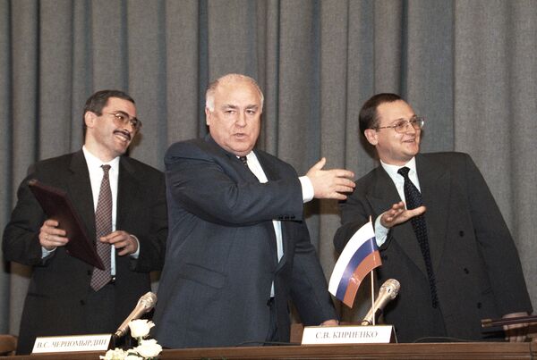 Ходорковский с премьер-министром России Виктором Черномырдиным (в центре) и министром топлива и энергетики Сергеем Кириенко (справа) на церемонии подписания Меморандума о намерениях объединения нефтяных компаний ЮКОС и «Сибнефть» (6 января 1998 года)