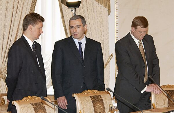 Председатель правления Газпрома Алексей Миллер (слева), Ходорковский и председатель правления РАО ЕЭС России Анатолий Чубайс во время встречи с Путиным в Санкт-Петербурге (16 июня 2003 года)
