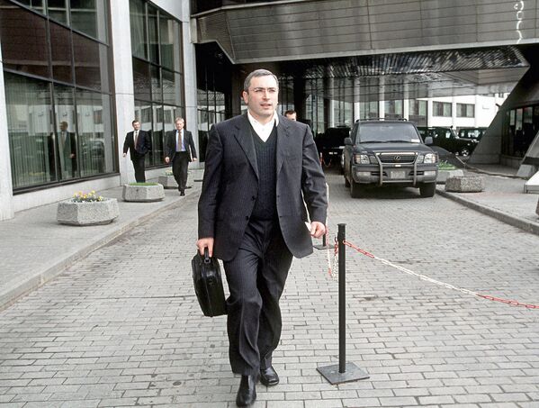 Ходорковский около гостиницы Олимпик Пента Ренессанс, где проходила встреча бизнесменов России и США (1 мая 2001 года)